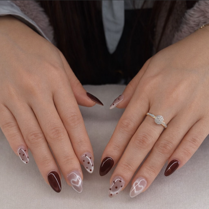 Chokladbrun nageldesign med prickar och hjärtan