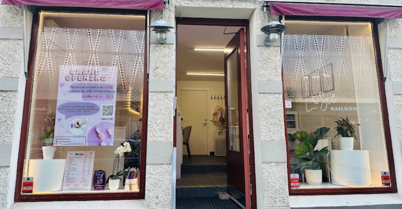 Entrén till Losie NAILROOM med öppna dörrar och skyltfönster