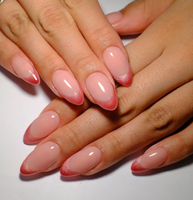 Rosa ombrénaglar med mjuk mandelform utförda på Losie NAILROOM